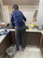 偷拍打扫卫生的女儿，身高175大长腿，海友们看看这个小屁股咋样？2