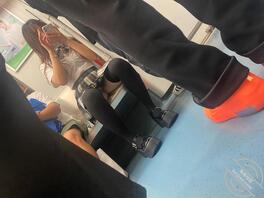 地铁上遇到女大学生走光1