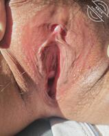 就想淫妻一下，把我高冷的女神老婆扒光了给你们看，骚穴掰开。1