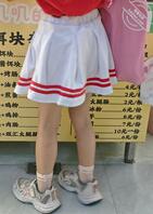 偷拍买早点的女大学生的美腿，你们喜欢这样穿短裙的女大学生吗？0
