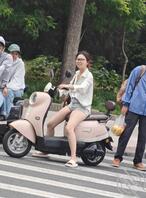 偷拍眼镜妹美丽的大白腿0