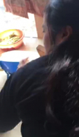 熟女老公刚走，阳台强推熟女窗户外面还有人