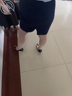 在医院里亲姐穿着骚丝袜高跟鞋售楼工装1