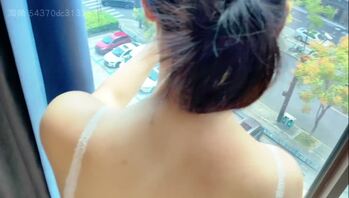 杭州夫妻之第一次落地窗前后入老婆，紧张到屌半软