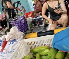 【露出系列】人前露出骚逼让老大爷看