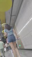 短裤长腿美女走路屁股一扭一扭的