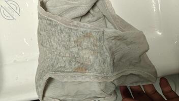 我的高中妹妹刚换下来的内裤，拿着狠狠撸了几发，想看海友怎么羞辱玩她