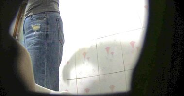 重发偷拍姐姐上厕所的视频（原创）