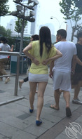 当着你老公的面，近距离拍摄人妻的超短裙大屁股1