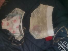 妈妈不在家,偷偷的拿她的蕾丝内裤打飞机1