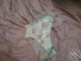 妈妈不在家,偷偷的拿她的蕾丝内裤打飞机2