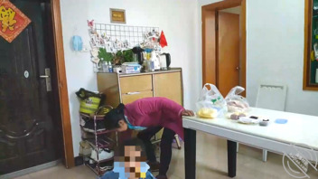 和老妈发生关系后的第一天,因为早上孩子在身边摸了一下老妈屁股后和我翻脸了2