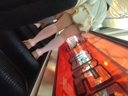 商场电梯抄底青春小女子