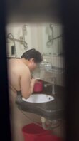 依旧是大白奶子亲妈洗澡