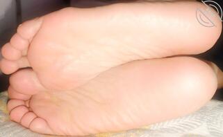 绿母，偷拍熟女妈妈骚脚，这脚贡献给你想怎么玩0