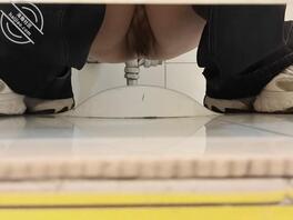 厕拍小胖妞 阴唇微张