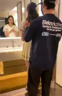 成都女大学生王莉被约至酒店，身着水手服、百褶裙及白袜。男方未进行常规性行为，直接跪地亲吻其白袜脚心并持续足交，导致袜底出现湿印。清纯外貌与脏污双脚形成强烈反差。2