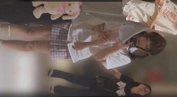 网红餐厅发现jk双马尾，果断跟上去厕拍，好刺激！好嫩！