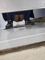 晨跑公厕拍一个少妇，光线不好0