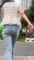尾随肥臀少妇越来越近 回头盯着我鼓起的裤裆看 想让我怼进肥逼里？1