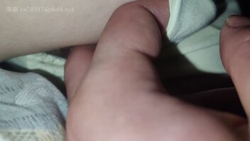 媳妇儿睡着，偷偷给你们看看骚逼