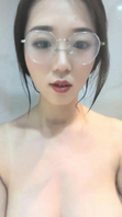 【章哥经典】还是眼镜妹骚，洗澡时开视频裸聊