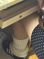 偷拍坐我边上的骚货同学，第一次拍还请大神指教，未来想抄她底0