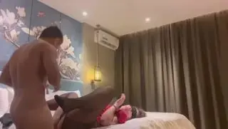 重度绿帽淫妻大神 小肥羊不是羊 骚妻单男约操酒店，肥臀丰满少妇太舒服了，无套干到少妇饮水生哗哗响