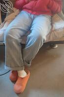 抚摸堂妹的大腿，并拍下照片和视频。（二）0