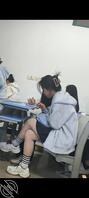 偷拍肉腿光腿神器女同学0