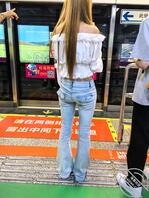 偷拍苗条漏腰紧身牛仔裤少女1