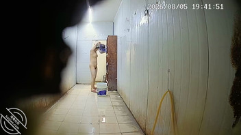 工地偷拍洗澡 熟女大妈类型 其中有一个是我们三个工友的鸡巴套子0