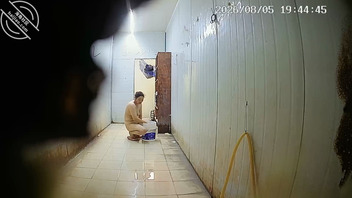 工地偷拍洗澡 熟女大妈类型 其中有一个是我们三个工友的鸡巴套子2