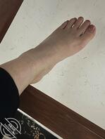 寂寞难耐，想被人舔我的脚趾头0