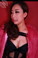 我和妈妈谁更美呢 翻出来妈妈之前给单位拍的写真任务的照片1