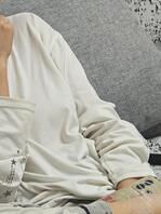 小姨子是处女，肯定不敢下药弄她，就算睡着了那种，也就是摸摸舔舔逼，舔舔脚0