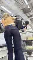 极品长腿紧身牛仔翘臀美女勒出内裤痕迹 旁边朴素的闺蜜形成反差 好心机婊啊