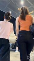 极品长腿紧身牛仔翘臀美女勒出内裤痕迹 旁边朴素的闺蜜形成反差 好心机婊啊2