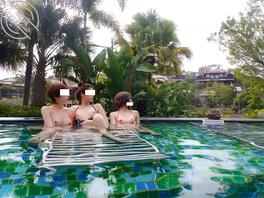 就喜欢把逼露出来---懂小姐、理万姬、会有妻三位女神的温泉露出之行2