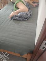 偷拍在床上玩手机露出内裤的妈妈2