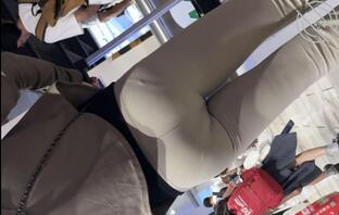 坐高铁时遇到的超级翘臀，真不敢想要是拥挤的地铁会有多享受