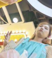 不穿胸罩穿个骚内裤你是真欠操啊，偷拍了个商场的美女裙底