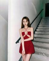 穿着红色露奶装，大白奶子快要掉出来了。2