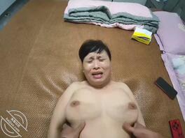 老逼泄火她儿射完我接着补枪农村巨乳母子，直接无套老逼里全是别人的精液搅动1