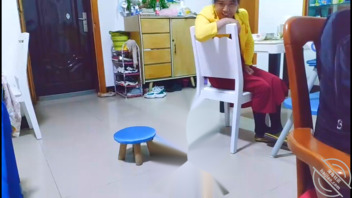 老妈换上黑丝红裙好有女人味,暂时忍住冲动让老妈看到我的态度在做打算0