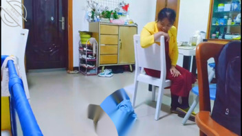 老妈换上黑丝红裙好有女人味,暂时忍住冲动让老妈看到我的态度在做打算2