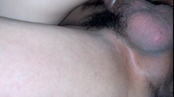 欲望很强的小翘臀女友上位柔和摇动（异地一个月终于见面）