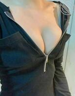 喜欢真空出门被男人盯着看，看得我内裤都湿了