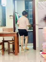 真想日丈母娘岳母，这样穿是不是也想我操，求脱衣1