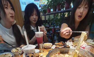 偷拍母狗同学裙底 大家觉得怎么操最舒服
